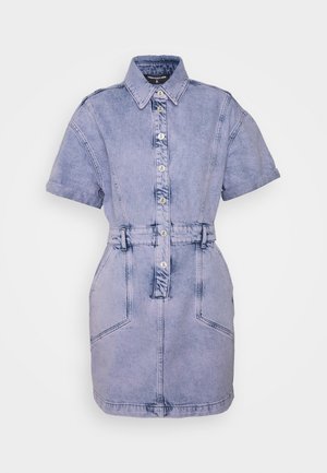 Robe en denim bleu clair délavé à manches courtes, avec col, boutons sur le devant, taille ceinturée et grandes poches latérales.
