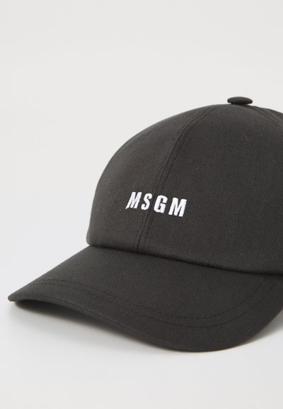 Căciulă de baseball neagră, din țesătură, cu text brodat alb "MSGM" pe față. Bor la curbură cu detalii de cusătură.