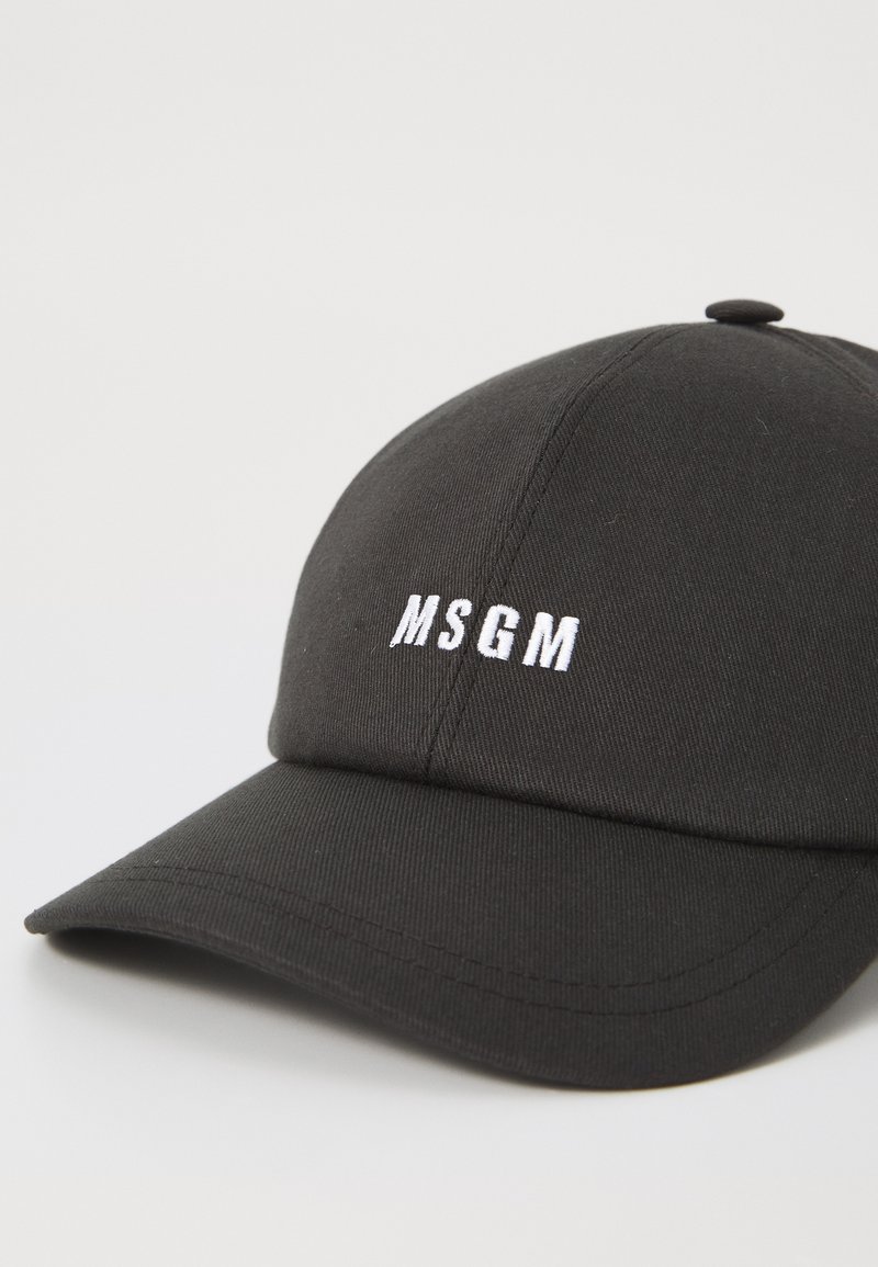 Casquette de baseball noire en tissu tissé, avec le texte brodé en blanc "MSGM" à l'avant. Visière incurvée avec des détails de couture.
