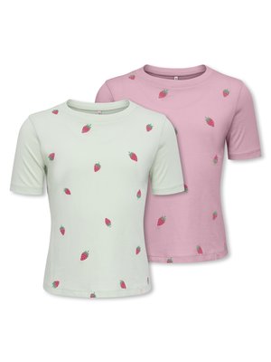 Dve detské tričká s krátkym rukávom, jedno pastelovo zelené a druhé pastelovo ružové, obe s roztrúseným motívom červených jahôd.