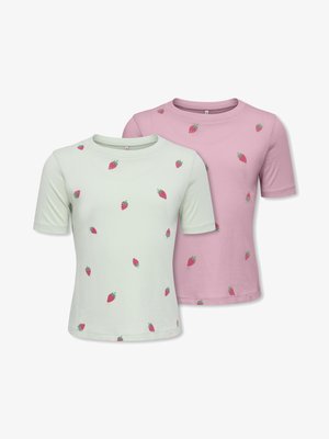 To kortermede barne-T-skjorter, en i pastellgrønn og en i pastellrosa, begge med et spredt rødt jordbærmønster.