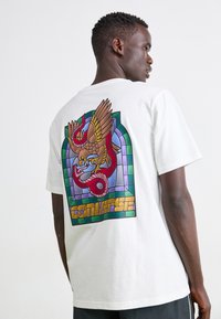 Converse STAINED GLASS - Trükipildiga T-särk - white