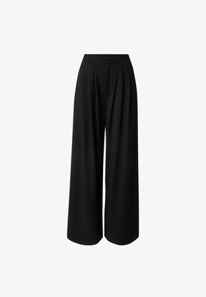 Weite schwarze Hosen aus leichtem Stoff, mit einem gerafften Bund und einer gefalteten Vorderseite. Glatte Textur ohne erkennbare Muster.