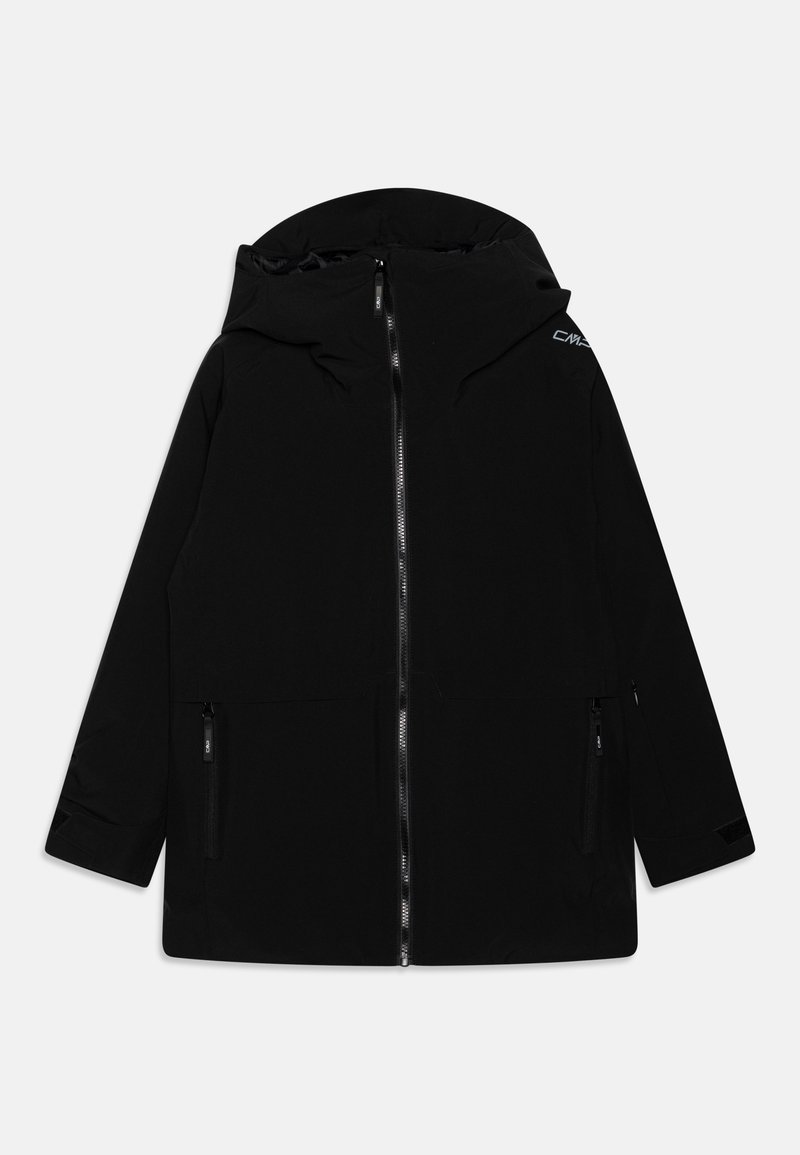 Čierna nepremokavá bunda s kapucňou, predným zipsom a dvojicou bočných vreciek; má hladký povrch a minimálnu značku na pleci.