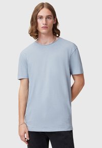T-shirt azzurro chiaro a maniche corte realizzato in tessuto morbido con collo rotondo; presenta una texture liscia e una vestibilità comoda.