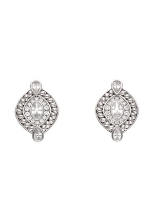 Sølvøreringe med et vævet design, der har en oval midtsten omgivet af mindre runde og dråbeformede klare krystaller.