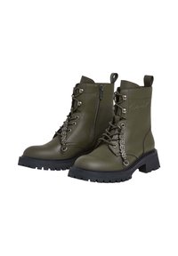 Botas verdes hasta el tobillo hechas de material sintético, con un cierre frontal de cordones, cremallera lateral, suela gruesa negra y detalles de marca.
