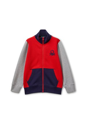 Rotes, graues und marineblaues Sweatshirt mit Reißverschluss, hohem Kragen, Fronttaschen und dekorativem Logo auf der Brust. Weicher Stoff mit kontrastierenden Ärmeln.