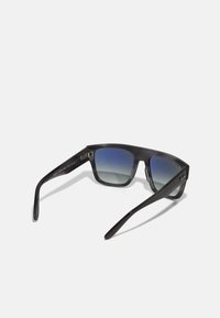 Ochelari de soare negri cu rame pătrate, lentile gradiente de culoare albastră și temple elegante cu accente metalice și detalii cu logo.