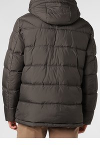 Tummanharmaa untuvaparka, jossa on huppu, tilkkupintaiset osat, vetoketjula closures ja elastiset hihansuut. Pehmeä, sileä kangas, jossa on matta pinta.