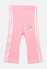 Ροζ βαμβακερά κολάν με λευκές πλαϊνές ρίγες και κεντητό σχέδιο λουλουδιών σε καλάθι στο κάτω αριστερό μέρος.