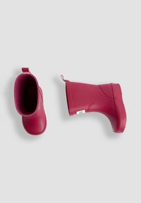 Bottes en caoutchouc rouges avec une texture lisse, bout rond, languette au talon et semelle striée pour une meilleure adhérence. Design léger et imperméable.
