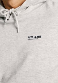 Felpa con cappuccio grigio chiaro con coulisse bianche e logo "PEPE JEANS London Denim Brand" stampato in nero sul petto.