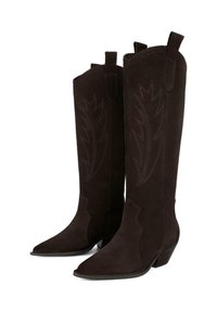 Bottes de cowboy en suède marron avec des orteils pointus, des coutures élaborées en forme de feuilles, des tirants et des talons bas empilés.