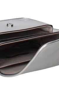 Pochette in ecopelle argento con chiusura a scatto. Interno con due scomparti e uno slot per carte. Texture liscia con dettagli di cuciture.