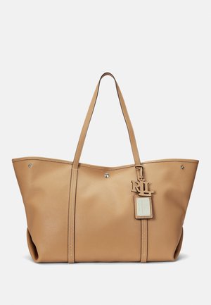 Hellbraune Ledertasche mit doppelten Schulterriemen und einem kleinen Anhänger mit den Buchstaben R L sowie einem rechteckigen Etikett.
