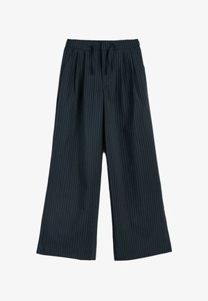 Czarne spodnie o szerokich nogawkach z cienkimi białymi prążkami i talią ze sznurkiem do wiązania.