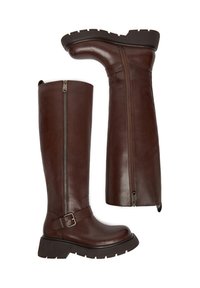 Botas marrones de cuero hasta la rodilla con cierre de cremallera, detalle de hebilla y suela gruesa de goma para mayor tracción y durabilidad.