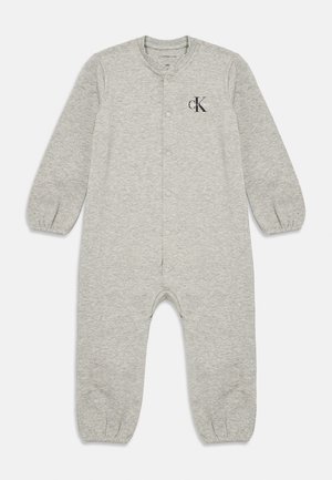 Body grigio chiaro realizzato in morbido tessuto, con maniche lunghe, scollatura rotonda, chiusure a pressione e un logo discreto sul petto.