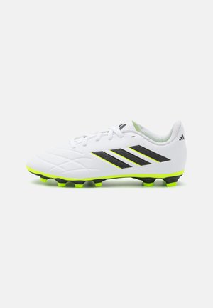 Botas de fútbol blancas con diseño texturizado, detalles en negro y verde neón, cierre de cordones y tacos moldeados para tracción en superficies de hierba.