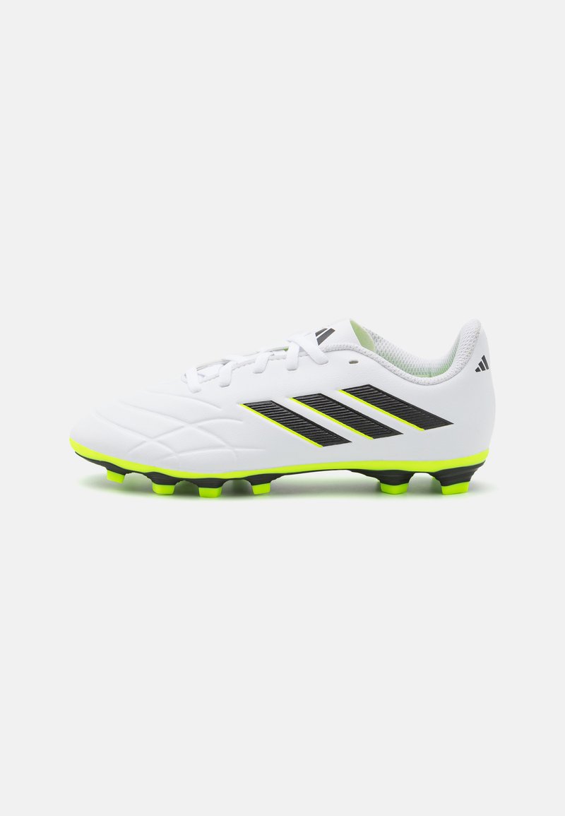 Botas de fútbol blancas con diseño texturizado, detalles en negro y verde neón, cierre de cordones y tacos moldeados para tracción en superficies de hierba.