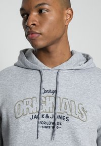 Jack & Jones JORSURFACE BRANDING  - Sweatshirt com capuz - light grey