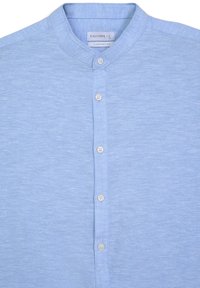 Camicia azzurro chiaro, con colletto alla mandarino e bottoni. Realizzata in tessuto morbido, presenta cinque bottoni bianchi lungo la canonica anteriore.