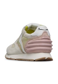 Helle graue Wildleder-Sneaker mit Netzseiteneinsätzen, rosa Akzenten an der Ferse und weißer Gummisohle. Verfügt über strukturierte Überzüge und einen gepolsterten Kragen.