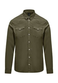 Camicia a maniche lunghe di colore verde oliva realizzata in tessuto liscio, con colletto a punta, due tasche sul petto e bottoni a pressione argentati.