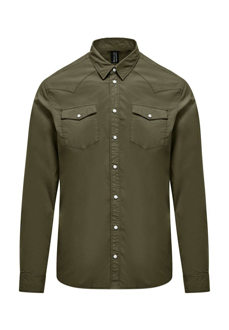 Camicia a maniche lunghe di colore verde oliva realizzata in tessuto liscio, con colletto a punta, due tasche sul petto e bottoni a pressione argentati.