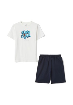Weißes T-Shirt mit kurzen Ärmeln, bedruckt mit dem Schriftzug „SLAM DUNK and chill out“ und einer Basketball-Grafik, kombiniert mit schlichten marineblauen Shorts.