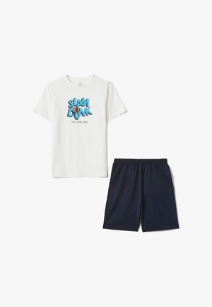 Weißes T-Shirt mit kurzen Ärmeln, bedruckt mit dem Schriftzug „SLAM DUNK and chill out“ und einer Basketball-Grafik, kombiniert mit schlichten marineblauen Shorts.