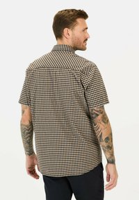 Kurzarm-Hemd mit Karomuster in Braun- und Cremetönen. Verfügt über einen Button-Down-Kragen und ein Yoke-Design auf der Rückseite. Aus Baumwollmischung.