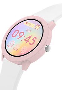 Ronde smartwatch met een roze silicone behuizing en een witte band. Kleurrijk, verloop touchscreen display dat tijd, hartslag en weerpictogrammen toont.
