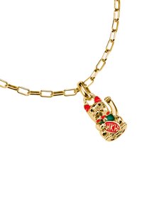 Goldene Halskette mit einem goldenen Katzenanhänger, der rote und grüne Akzente aufweist. Die Katze hält eine rote Scheibe mit dem Schriftzug "HK" und zeigt filigrane Details.