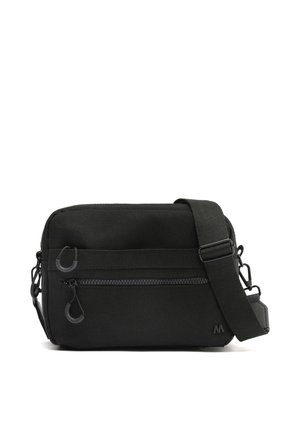 Borsa a tracolla rettangolare nera con tracolla regolabile, tasca frontale con cerniera e due cursori per la cerniera su sfondo bianco uniforme.