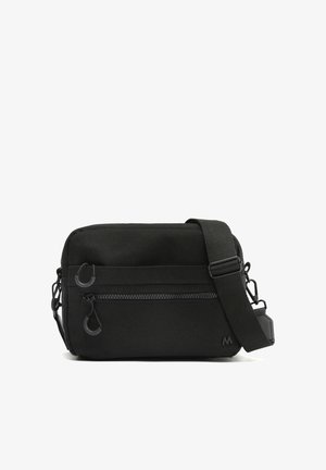 Borsa a tracolla rettangolare nera con tracolla regolabile, tasca frontale con cerniera e due cursori per la cerniera su sfondo bianco uniforme.