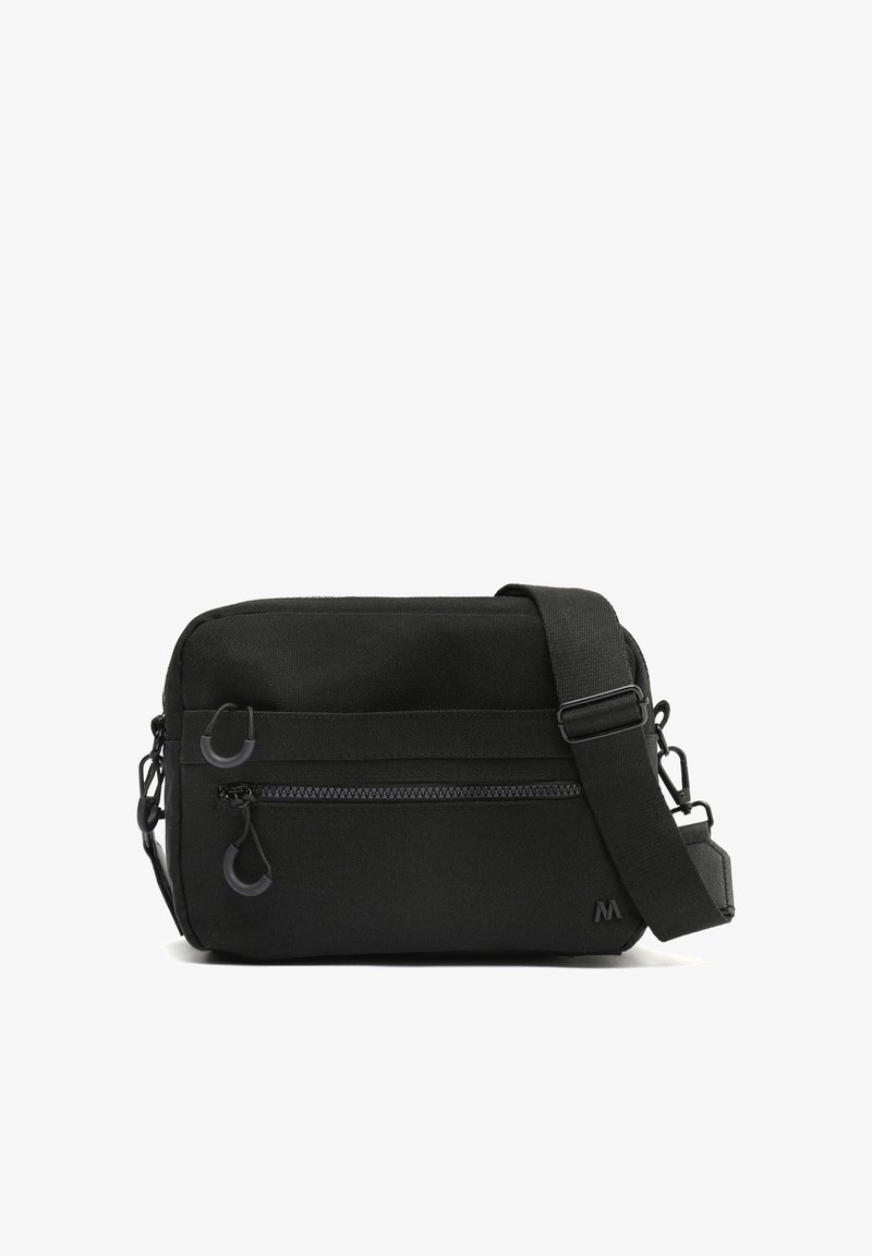 Sac bandoulière rectangulaire noir avec sangle réglable, poche avant à fermeture éclair et deux curseurs de fermeture éclair sur un fond blanc uni.