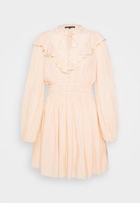 Pfirsichfarbenes Kleid mit gerafftem Ausschnitt und langen Puffärmeln, tailliertem Bund und ausgestelltem Rock. Der Stoff wirkt leicht und glatt.