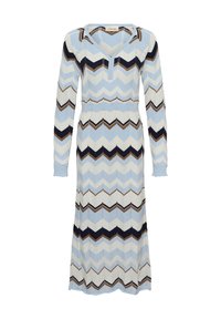 Robe en tricot longue présentant un motif en chevrons bleu clair, marine et marron. Décolleté en V et manches longues avec des poignets froncés.