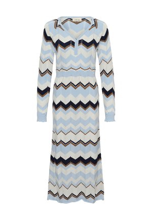 Robe en tricot longue présentant un motif en chevrons bleu clair, marine et marron. Décolleté en V et manches longues avec des poignets froncés.