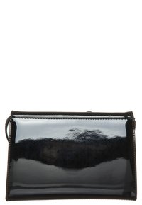 Bolsito de mano de charol negro brillante con forma rectangular y una correa lateral para la muñeca.