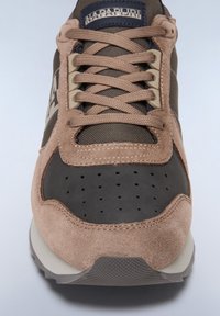 Sneaker in suede marrone e materiale sintetico con punta grigia scura, perforazioni e lacci beige. Presenta un logo sulla linguetta e una suola testurizzata.
