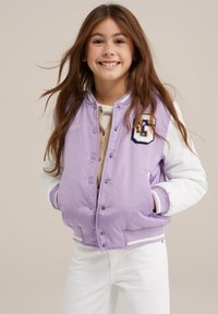 Violetinė bomber striukė su baltomis rankovėmis, snap mygtukais, firminiu apykakle, ir raidžių aplikacija. Textūruotas audinys su lygiu paviršiumi.