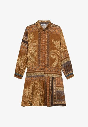 Abito a maniche lunghe, marrone, caratterizzato da un motivo paisley e geometrico, chiusura con bottoni anteriori e gonna plissettata con accenti blu a contrasto.