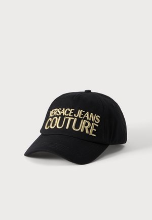 Casquette de baseball noire à visière incurvée avec « Versace Jeans Couture » brodé en grandes lettres dorées à l’avant.