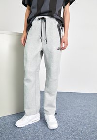 Nike Sportswear - TECH FLEECE OPEN HEM PANT - Tracksuit bottoms - dark grey heather/black Thumbnail Image 1