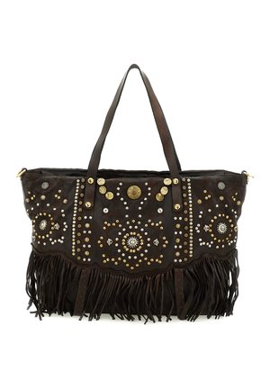 Borsa tote in pelle marrone scuro con manici lunghi, borchie decorative dorate e argentate disposte in motivi simmetrici, e frange lungo il bordo inferiore.