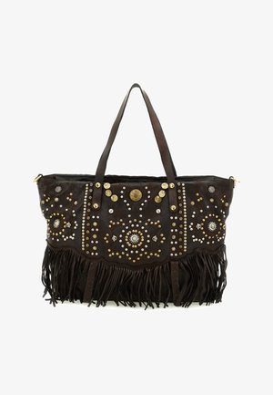 Borsa tote in pelle marrone scuro con manici lunghi, borchie decorative dorate e argentate disposte in motivi simmetrici, e frange lungo il bordo inferiore.