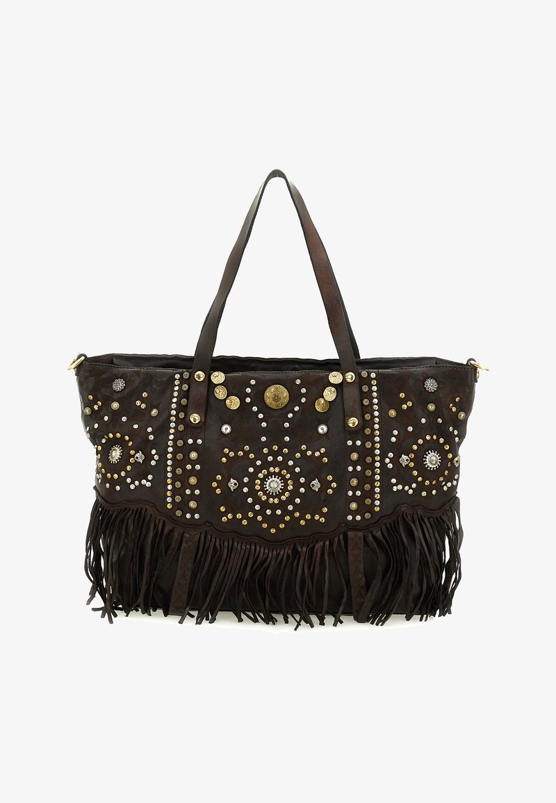 Borsa tote in pelle marrone scuro con manici lunghi, borchie decorative dorate e argentate disposte in motivi simmetrici, e frange lungo il bordo inferiore.